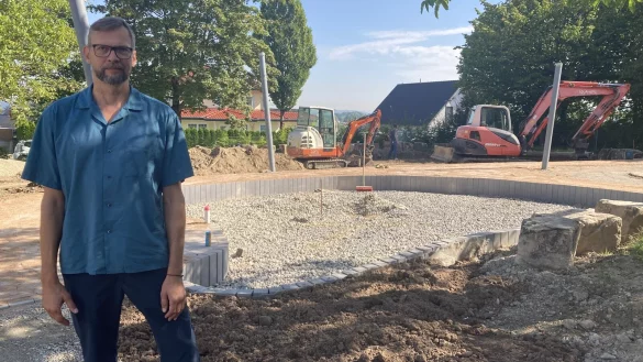 Schulleiter Torgard Engmann zeigt die Bauarbeiten zur Neugestaltung des Schulhofs der Schule am Teutoburger Wald. - &copy; Cordula Gr&ouml;ne