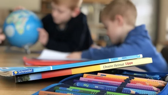 Lernen auf Distanz, wie hier am K&uuml;chentisch &ndash; f&uuml;r viele Familien ist das momentan die gro&szlig;e Herausforderung.&nbsp; - &copy; Till Brand