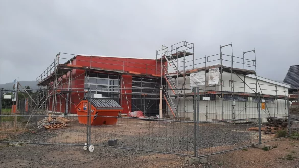 Das neue Feuerwehrger&auml;tehaus in Elbrinxen entsteht gegen&uuml;ber dem alten Geb&auml;ude. - &copy; Michaela Wei&szlig;e