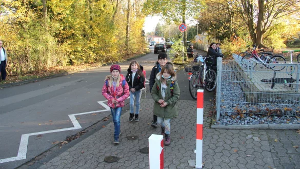 Angelina, Valeria, Fahad und Melodie (von links) gehören zu den Kindern, die den kurzen Weg zur Grundschule Ehrentrup zu Fuß gehen. Nach Meinung der Schule sollten es insgesamt wesentlich mehr sein. - © Cordula Gröne