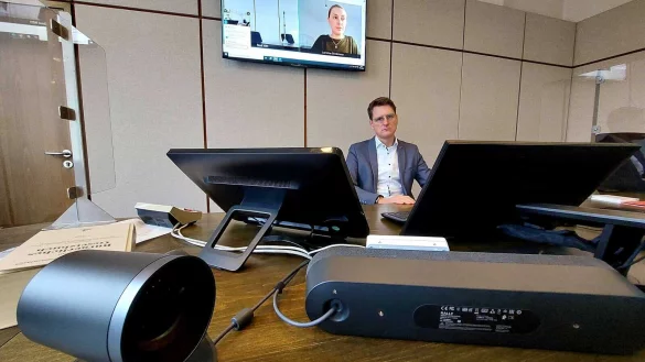 Seit Beginn der Pandemie kann das Landgericht Detmold bei Zivilprozessen auch Videoverhandlungen durchf&uuml;hren. Daf&uuml;r sind drei S&auml;le mit neuerster Technik ausgestattet worden. Landgerichtssprecher Dr. Wolfram Wormuth demonstriert, wie es geht. Redakteurin Lorraine Brinkmann wird live in den Saal geschaltet. - &copy; Janet K&ouml;nig