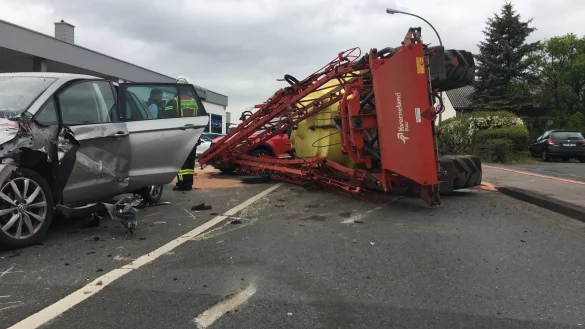 An der Kreuzung B239/Sylbacher Straße ist es zu einem Unfall mit einem Traktor gekommen, der Pestizide geladen hat. - © Daniel Hobein/Feuerwehr Bad Salzulfen
