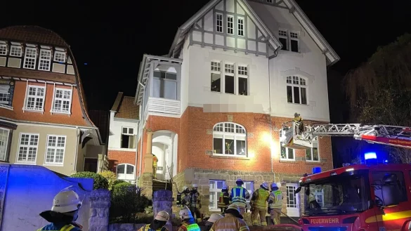 Rund 30 Einsatzkräfte der Freiwilligen Feuerwehr Bad Salzuflen haben in der Nacht zum Samstag einen Zimmerbrand in der Straße "Am Herforder Tor" schnell unter Kontrolle. Ein Mensch wird jedoch durch das Feuer verletzt und muss ins Krankenhaus. Foto: Daniel Hobein / Feuerwehr Bad Salzuflen - © Daniel Hobein / Feuerwehr Bad Salzuflen