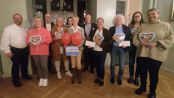 Sie wollen Kindern helfen: Daniel Becker (von links), Susanne Saage, Christoph Nickel, Birgit Hoffmann, Elke Neese, Iris Becker, Richard Nier, Nadja L&uuml;ttmann, Gabi Monath, Jasmine Klemme und Sabine Rossbach. - &copy; Christiane Tiel