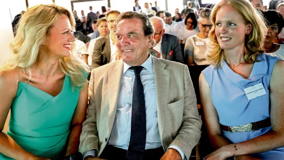 Eingerahmt: Gerhard Schr&ouml;der 2017 in Bielefeld zwischen Barbara Sch&ouml;neberger (l.) und Elizabeth Herzogin in Bayern. - &copy; Sarah Jonek
