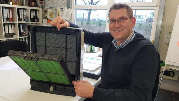 Besser als nichts, aber sicher nicht optimal: Frank Meyer zur Heide ist Experte f&uuml;r Luftqualit&auml;t. In diesen Zeiten sind Luftreinigungsger&auml;te zwar begehrt, aber effektiver w&auml;re eine L&uuml;ftungsanlage, sagt der Detmolder Unternehmer. - &copy; Marianne Schwarzer