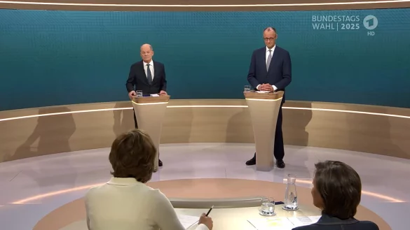 Bundeskanzler Olaf Scholz (SPD, l), steht neben Friedrich Merz, Unions Kanzlerkandidat und CDU Bundesvorsitzender, während dem TV-Duell von ARD und ZDF (Screenshot). - © ---/ARD/ZDF/dpa