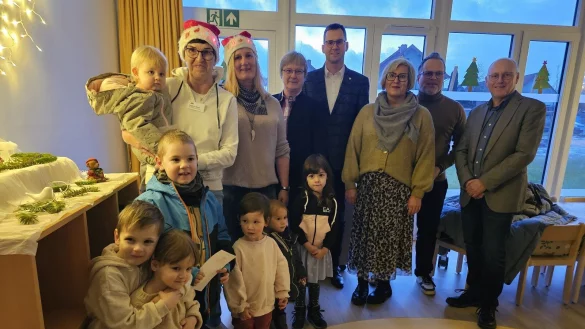 Dagmar Bahra (von links) und Iris Lukas leiten die beiden AWO-Einrichtungen in der Lindenstraße und den neuen Standort in Hardissen. Bei der offiziellen Eröffnung sind Barbara Kalkreuter (Präsidium AWO-OWL) ihr Sohn, Bürgermeister Matthias Kalkreuter, Katrin Winter (Fachgruppe Jugend), Architekt Sebastian Ernst und Beigeordneter Frank Rayczik dabei. - © Astrid Sewing