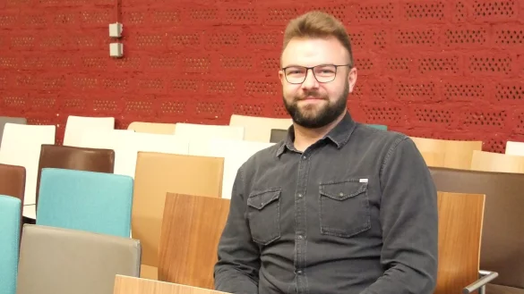 Jede Menge St&uuml;hle: Das Modell gibt es in diversen Farben. Verkaufsleiter Timur Gajtukiew muss regelm&auml;&szlig;ig mit seinen Kunden &uuml;ber den Preis verhandeln. - &copy; Axel B&uuml;rger