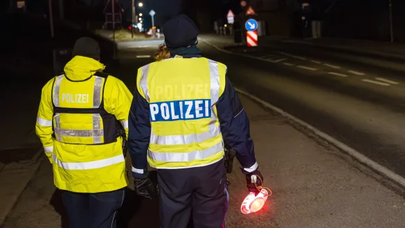 Die Polizei hat am Freitagabend an der Salzufler Straße in Höhe Steinweg im Bereich einer Verkehrsinsel Kontrollen durchgeführt. - © FREITAG-TV/Leon Stock