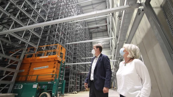 Bauarbeiten f&uuml;r den "Mechatronic-Competence-Campus" (MCC) der Firma Lenze in Extertal-B&ouml;singfeld. Im Hochregallager: MCC-Verantwortlicher Sven V&ouml;llmer, zugleich kaufm&auml;nnischer Gesch&auml;ftsf&uuml;hrer der Firma Lenze Operations GmbH, und Ines Oppermann aus der Lenze-Pressestelle. - &copy; Jens Rademacher