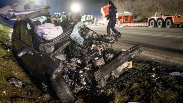 25 Einsatzkräfte der Feuerwehr befreiten die Leiche des Paderborners mit schwerem Gerät aus dem demolierten Fahrzeug. - © Torben Gocke