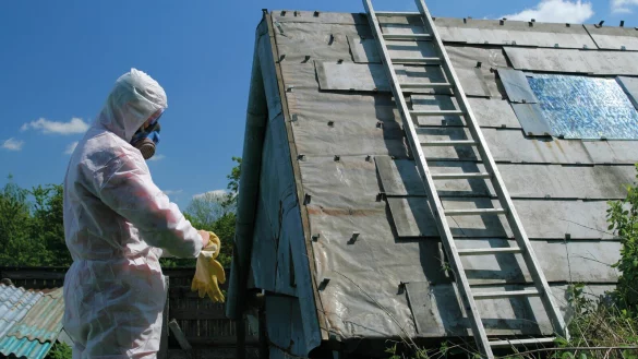 Bei einer Asbestsanierung dürfen Schutzanzug und Atemmaske nicht fehlen. - © Fotorechte:MarioBlei