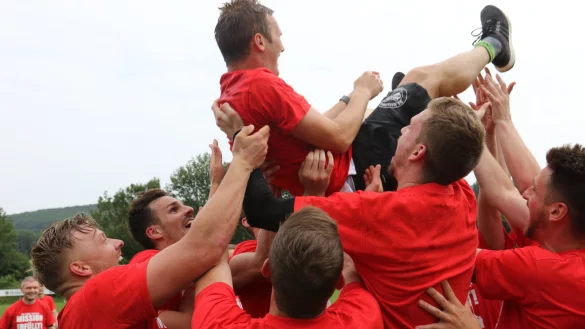 So lie&szlig;en die Spieler der SG H&ouml;rstmar/Lieme ihren Trainer nach Spielende hochleben. Der A-Liga-Meister plant bereits eifrig f&uuml;r die erste Saison in der Bezirksliga. - &copy; Oliver K&ouml;nig