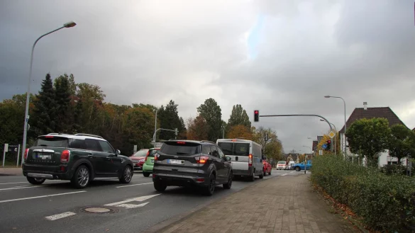 KI - K&uuml;nstliche Intelligenz k&ouml;nnte die Ampeln in Lemgo bald steuern, und damit f&uuml;r mehr Verkehrsfluss und weniger Stau sorgen. Das Fraunhofer Institut hat die Forschungsarbeit auf den Weg gebracht. - &copy; Katrin Kantelberg