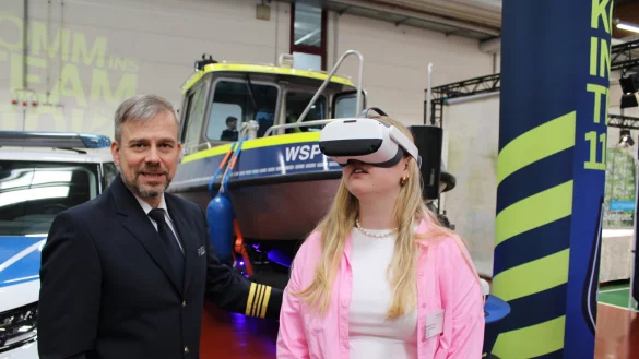 Polizeihauptkommissar Thomas Bues hat gleich zwei Anliegen: Interessante Bewerber aquirieren - und aufkl&auml;ren &uuml;ber die Gefahren des Badens in Fl&uuml;ssen wie der Weser. Dabei hilft die VR-Brille. - &copy; Annika Langhagel