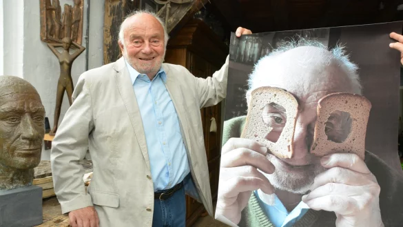 Blick durch die Brotscheiben: Auf einem gro&szlig;formatigen Bild blickt Bruno Buschmann durch eine ausgeschnittene 90. - &copy; Karin Prignitz