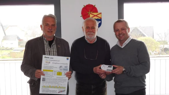 Mit Messgerät: (von links) Jürgen Georgi, Willi Hennebrüder (beide BUND Lippe) und Bürgermeister Mario Hecker. 
- © Privat