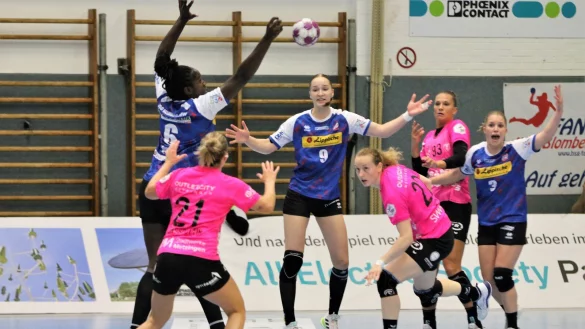 Eine Menge zu tun gab es f&uuml;r die Blomberger Deckung mit Laetitia Quist, Nieke K&uuml;hne und Laura R&uuml;ffieux (von links). - &copy; Oliver K&ouml;nig