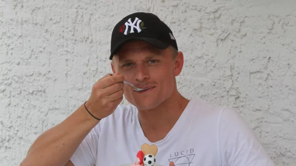 Ein rot-weißes Eis mit Fußball und Fußballschuhen schmeckt Marco Mescheder bei Daniele in Hiddesen. - © Sebastian Lucas(LZ)