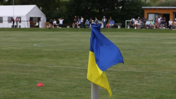 Der Sportplatz an der B1 in Sonneborn: Unter anderem hier spielt künftig die neue Spielgemeinschaft Sonneborn/Alverdissen. - © Oliver König