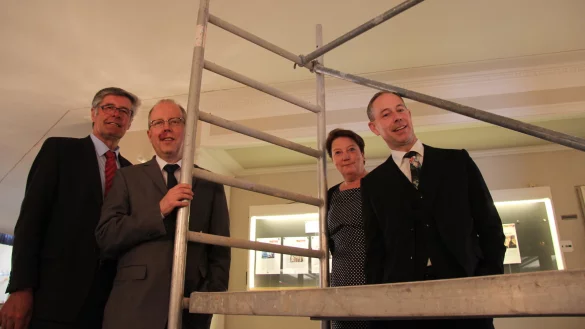 Der Wirtschaftsplan ist abgesegnet: Aufsichtsratsvorsitzender Friedel Heuwinkel, Intendant Kay Metzger, Prokuristin Susanne Fr&uuml;hling und Verwaltungsdirektor Stefan D&ouml;rr auf der Theater-Baustelle &ndash; gerade wird der Brandschutz verbessert. - &copy; Sven Koch