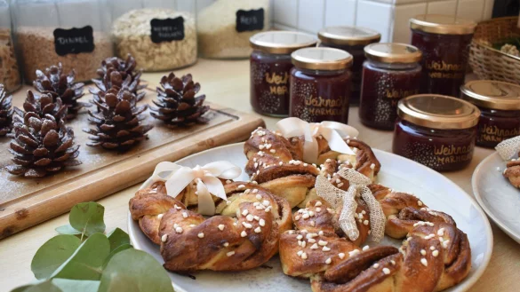 Weihnachtliche DIY-Ideen: Zimtkr&auml;nze, Schoko-Tannenzapfen und Pflaumen-Zimt-Marmelade als pers&ouml;nliche Geschenke aus der K&uuml;che. - &copy; Veronika Kinsfator