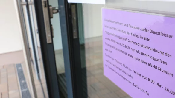 An der Eingangst&uuml;r des Pflegeheims in der Sofienstra&szlig;e h&auml;ngen die Hinweise f&uuml;r die Besucher. Im Eingangsbereich werden alle Kontaktdaten erfasst und die negativen Schnelltests kontrolliert. K&uuml;nftig m&uuml;ssen Geimpfte und Genesene die Nachweise vorlegen. - &copy; Janet K&ouml;nig