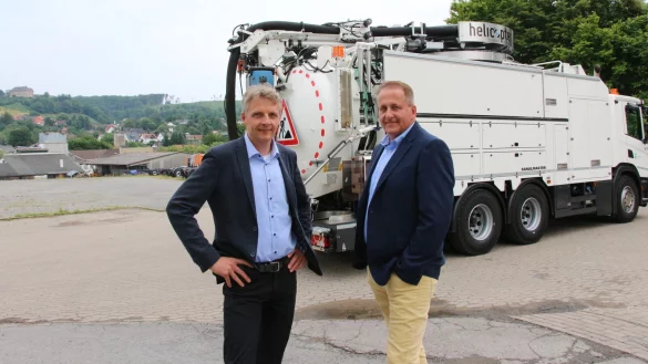 Wolfgang und Volkwin M&uuml;ller (von links) vor einem fertigen "Helicopter", dem gr&ouml;&szlig;ten kombinierten Saug- und Sp&uuml;lfahrzeug, das sie im Portfolio haben. - &copy; Freya K&ouml;hring