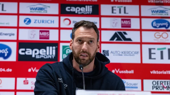 Arminia-Trainer Mitch Kniat erklärt nach dem 2:0-Sieg bei Viktoria Köln seinen taktischen "Kniff". - © Teresa Kroeger