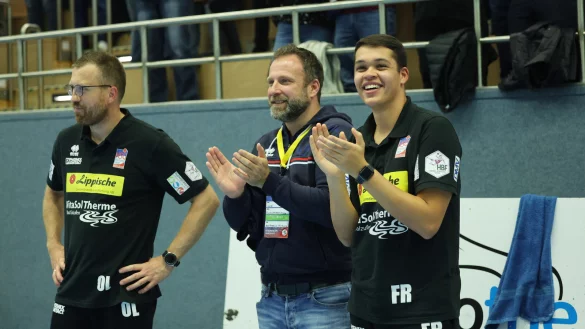 Applaus von Blombergs Gesch&auml;ftsf&uuml;hrer Jan-Henning Himborn (Mitte), hier mit dem Mannschaftsverantwortlichen Oliver Lippert (links) und dem Physiotherapeuten Fabian Reinsberger. - &copy; Paul Cohen