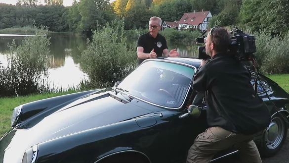 Beim Au&szlig;endreh: Horst Goltz erkl&auml;rt am Externsteiner See das Design. - &copy; privat