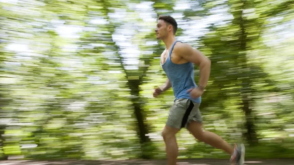 Joggen mit Fitnesstracker - &copy; Foto: Klaus-Dietmar Gabbert/dpa-tmn