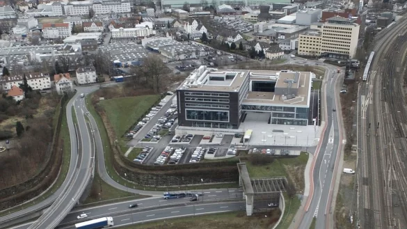 Der 2015 eröffnete Campus Handwerk (Bildmitte) am Bielefelder Hauptbahnhof wird bis 2026 für bis zu 90 Millionen Euro um zwei Gebäude erweitert. - © Jens Reddeker,Jens Reddeker