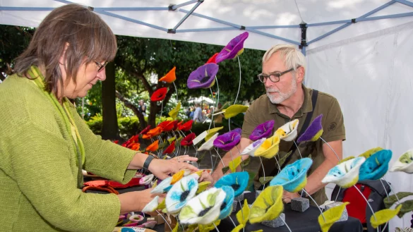Vielfalt: Karin Antonowicz-Franz und Hans-J&uuml;rgen Franz aus Senden zeigen farbenfrohe Filzblumen, die immer bl&uuml;hen. - &copy; Raphael Bartling