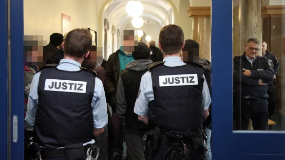 Polizeiabsperrung beim Haverbeck-Prozess. - &copy; Bernhard Preu&szlig;