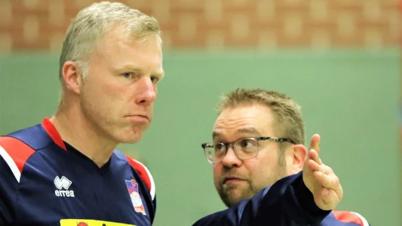 Steht in Metzingen in der Verantwortung: Blombergs Torwarttrainer Ronny Kr&uuml;ger (links), hier im Gespr&auml;ch mit Cheftrainer Steffen Birkner. - &copy; Oliver K&ouml;nig