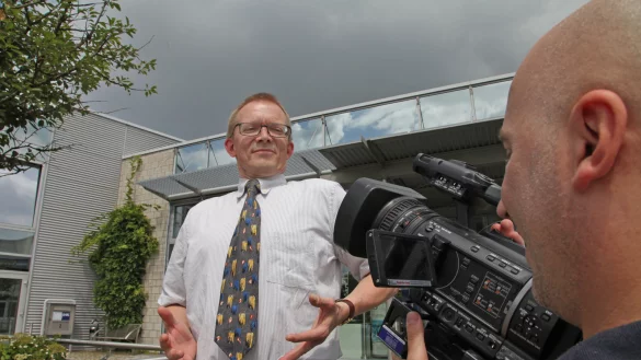 Holt tief Luft: Andreas Henkel von der IHK hier mit Videojournalist Björn Reichert. - © Gerstendorf-Welle