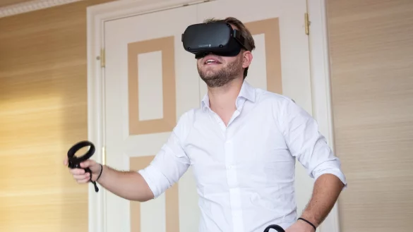 Spielen mit VR-Brille - &copy; Foto: Andrea Warnecke/dpa-tmn