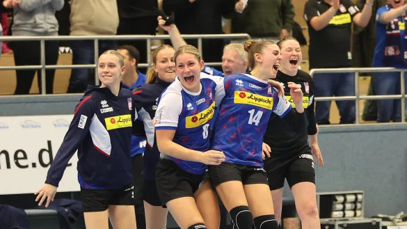 Der Jubel nach dem Erfolg gegen den Tabellenzweiten kennt bei der HSG Blomberg-Lippe keine Grenzen. - &copy; Paul Cohen