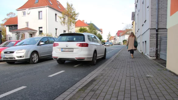 Schmale Einfallstra&szlig;e: Anwohner der oberen Siegfriedstra&szlig;e w&uuml;nschen sich Tempo 30, so wie es bereits in der unteren Siegfriedstra&szlig;e ausgeschildert ist. - &copy; Jana Beckmann