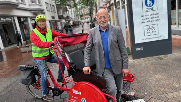 Eckhard Kröning (68, l.) und Rainer Jakobi (69) haben ältere und behinderte Menschen mit der Rikscha bis vor Kurzem trotz Verbots (im Hintergrund zu sehen) problemlos durch die Fußgängerzone kutschieren dürfen. Das ist nun nicht mehr möglich. - © Christian Bröder