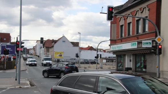 Auf der Bundesstra&szlig;e 66 ist eigentlich immer Verkehr, schnell kann an der Kreuzung zur Pottenhauser Stra&szlig;e nicht gefahren werden.&nbsp; - &copy; Cordula Gr&ouml;ne