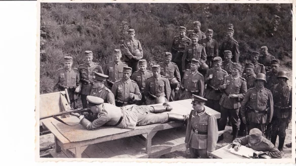 Zeitzeugnis: Das historische Foto zeigt Soldaten im Schießbetrieb am Hiddeser Bent im Jahr 1936.  - © Sammlung Mellies