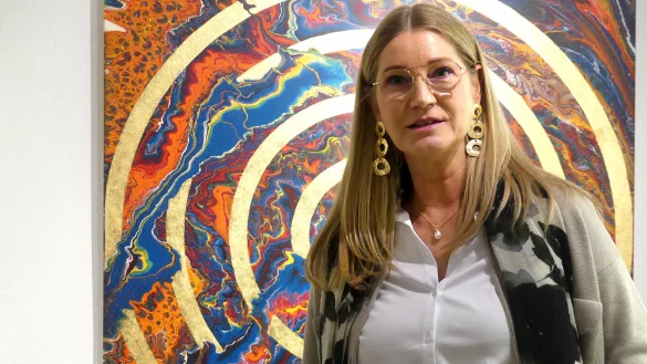 Die K&uuml;nstlerin Petra Seidel vor einem ihrer Werke. - &copy; Rudi Rudolph