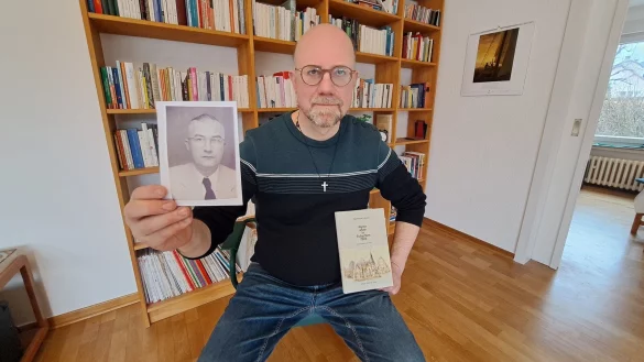 "Er war wohl ein toller ,Vati' - und leitete die Ziegelei des Konzentrationslagers Sachenhausen": Matthias Altevogt, Pfarrer in Lemgo, hat die Vergangenheit seines Großvaters Erduin recherchiert. Schon seine Mutter schrieb ein Buch über die NS-Zeit. - © Annika Langhagel