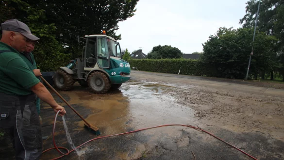 Ein heftiges Unwetter hat in der Nacht zum Freitag im Lemgoer Norden getobt. Dabei floss Schlamm auf den Hof einer Autowerkstatt in Br&uuml;ntorf. Am Freitagmorgen liefen die Aufr&auml;umarbeiten. - &copy; Jens Rademacher