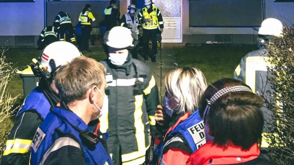 Die Detmolder Feuerwehr hat am Donnerstagabend einen Mann rechtzeitig aus einer verrauchten Wohnung gerettet. - © Feuerwehr Detmold