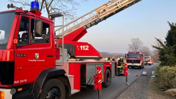 Der letzte Einsatz: Mit der Drehleiter gelangten die Feuerwehrkräfte an den brennenden Schornstein. - © Löschzug Bösingfeld