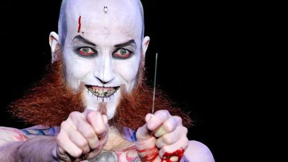 Die Nadeln kommen gleich in den R&uuml;cken. - &copy; Zirkus des Horrors